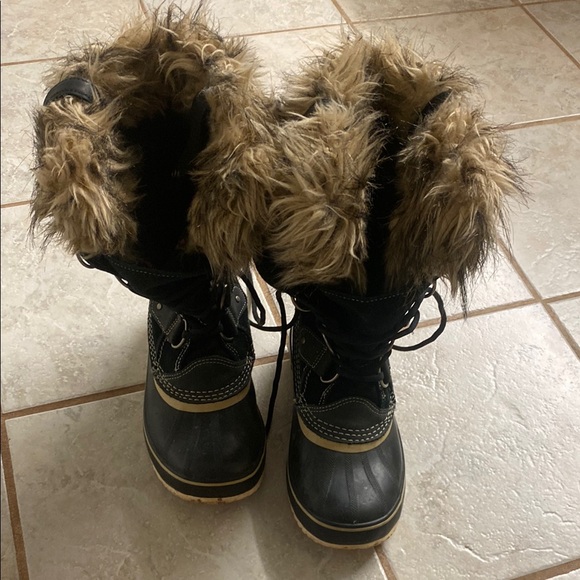 Stylish Black Boots with Faux Fur Trim - Picture 1 of 5